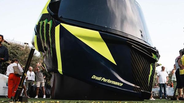 Wujud Helm Raksasa buat Valentino Rossi, Beratnya Ratusan Kilogram
