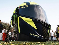 Helm Raksasa Valentino Rossi: Bobotnya 400 Kg!