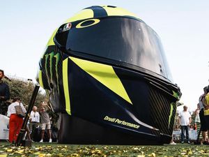 Wujud Helm Raksasa buat Valentino Rossi, Beratnya Ratusan Kilogram Wujud Helm Raksasa buat Valentino Rossi, Beratnya Ratusan Kilogram