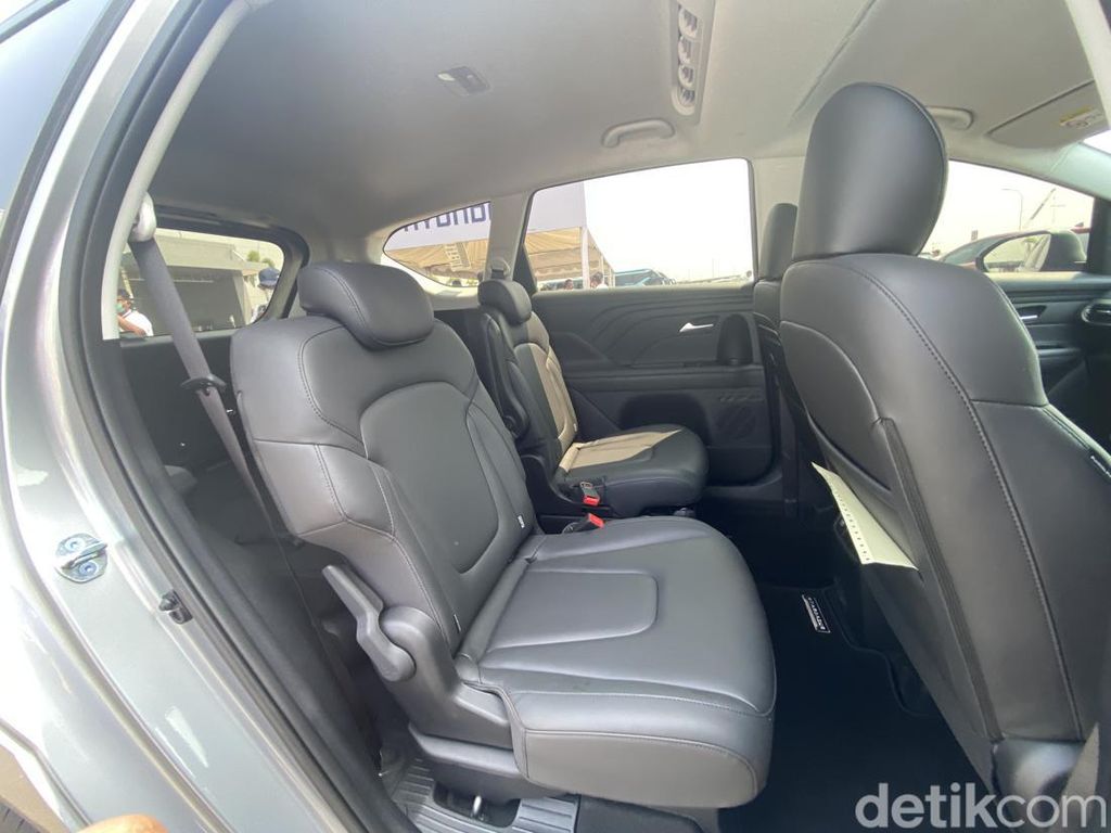 Potret Jok Captain Seat Hyundai Stargazer vs Wuling Confero S Potret Jok Captain Seat Hyundai Stargazer vs Wuling Confero S