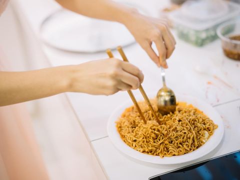 ibu hamil makan mi instan