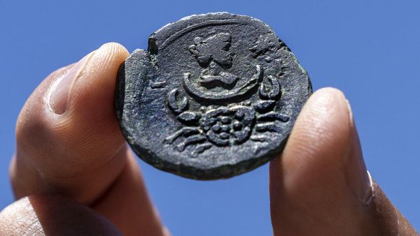 Nih Koin Zaman Romawi yang Baru Ditemukan, Ada Gambar Zodiak Cancer