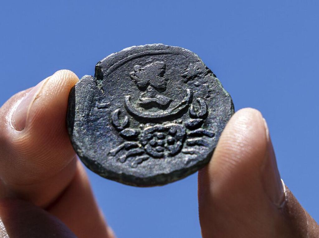 Nih Koin Zaman Romawi yang Baru Ditemukan, Ada Gambar Zodiak Cancer