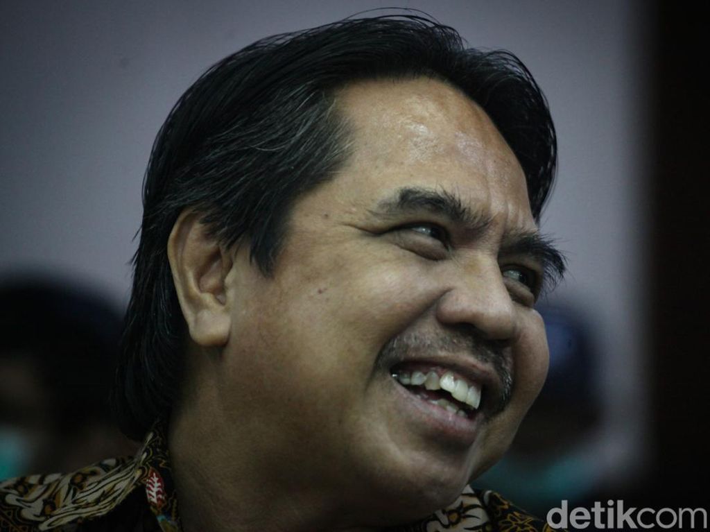 Penantian Aremania untuk Kejantanan-Keberanian Ade Armando Diperiksa di Malang