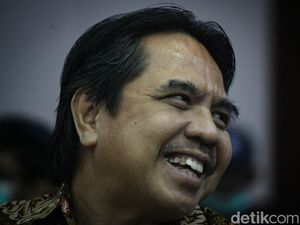 Penantian Aremania untuk Kejantanan-Keberanian Ade Armando Diperiksa di Malang Penantian Aremania untuk Kejantanan-Keberanian Ade Armando Diperiksa di Malang