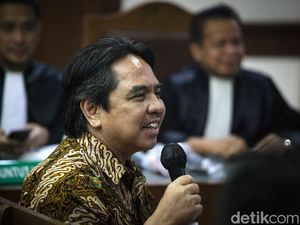 Cerita Ade Armando Sempat Dihampiri Emak-emak Sebelum Dikeroyok Cerita Ade Armando Sempat Dihampiri Emak-emak Sebelum Dikeroyok