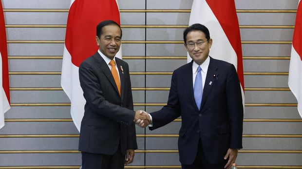 Indonesian President Joko Widodo (L) shakes hands with Japan's Prime Minister Fumio Kishida prior to their meeting at the prime minister's official residence in Tokyo on July 27, 2022. (Photo by Kiyoshi OTA / POOL / AFP)