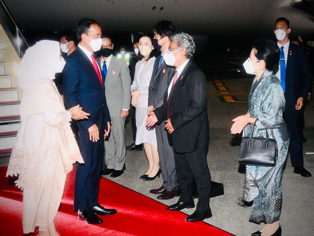 Usai Kunjungan ke China, Presiden Jokowi dan Iriana Tiba di Tokyo