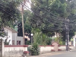 Kabel Optik Semrawut yang Jadi Jemuran di Ciputat Timur Dirapikan