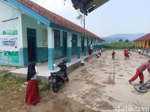 Kisah Ortu Sekolahkan Anak di SD KBB yang Cuma Punya 47 Siswa Kisah Ortu Sekolahkan Anak di SD KBB yang Cuma Punya 47 Siswa