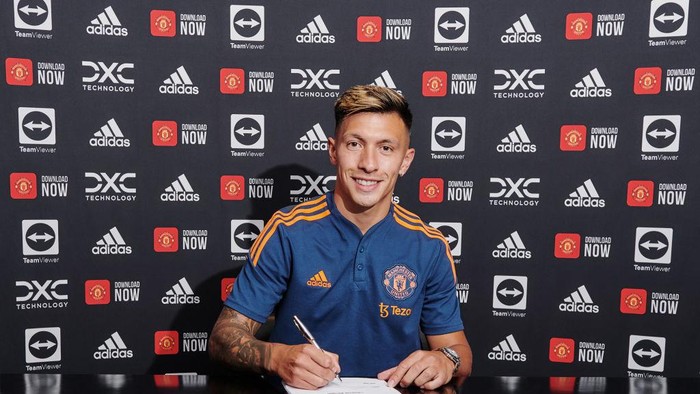 MANCHESTER, ENGLAND - JULY 26: (EXCLUSIVE COVERAGE) Lisandro Martinez of Manchester United poses after signing for the club at Carrington Training Ground on July 26, 2022 in Manchester, England. (Photo by Manchester United/Manchester United via Getty Images)