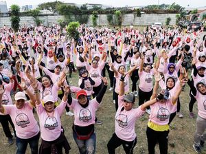 Emak-emak Pendukung Ganjar Pranowo Gelar Senam Sehat di Bekasi
