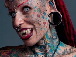 Ngeri! Pengacara Ini Implan Taring & Tanduk Demi Jadi Vampire di Dunia Nyata