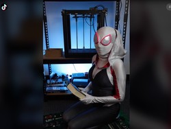 Mariam Hadid Ngaku Nabi, Baca Al-Quran Pakai Kostum Spider-Gwen