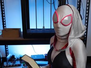 TikToker Hijab Ini Dikecam, Salat Pakai Kostum dan Ngaku Nabi Wanita Pertama