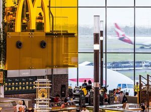 Keren! Gerai McDonalds Ini Punya Conveyor Belt untuk Antar Makanan Keren! Gerai McDonalds Ini Punya Conveyor Belt untuk Antar Makanan
