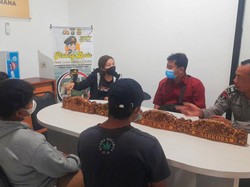 Video Cekoki Kucing dengan Arak Viral, 3 Pemuda Nangis di Kantor Polisi