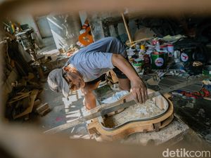 Laris Manis Gitar Buatan Pak Manto