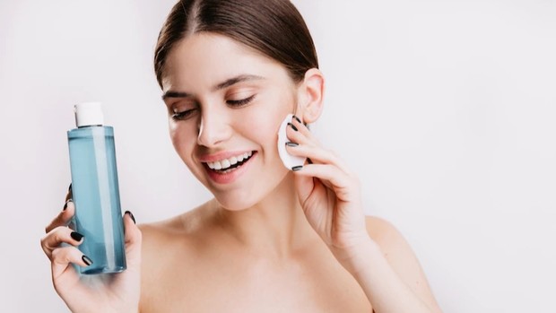 Micellar water/Foto: Freepik.com/lookstudio Skincare yang wajib dipakai di pesawat