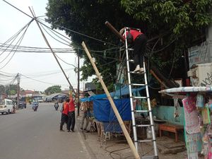 Truk Bawa Kaca Tersangkut Kabel di Pamulang, Lalin Sempat Macet