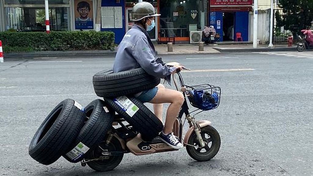 Motor Listrik Ini Punya 6 Ban, Satunya Dipinggang, Gimana Sih? Motor Listrik Ini Punya 6 Ban, Satunya Dipinggang, Gimana Sih?