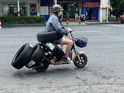 Motor Listrik Ini Punya 6 Ban, Satunya Dipinggang, Gimana Sih?
