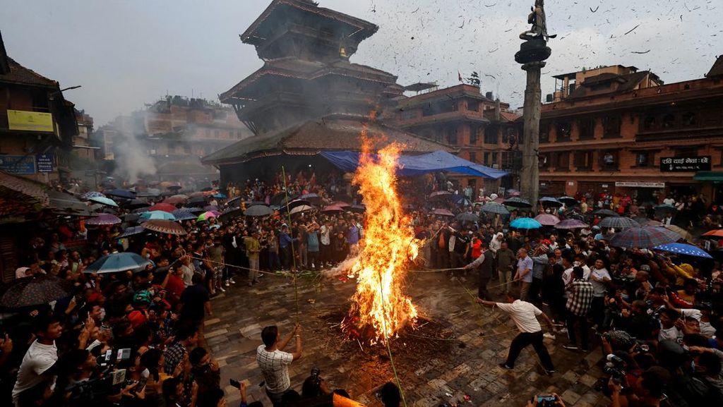 Melihat Keseruan Bakar Patung Setan di Festival Ghantakarna Nepal