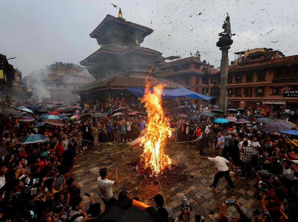 Melihat Keseruan Bakar Patung Setan di Festival Ghantakarna Nepal Melihat Keseruan Bakar Patung Setan di Festival Ghantakarna Nepal