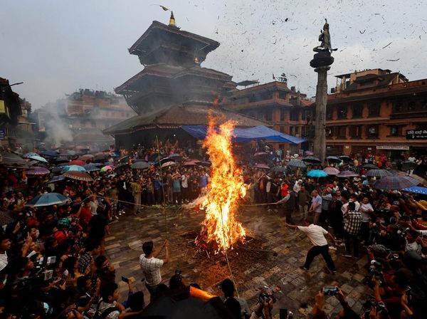 Melihat Keseruan Bakar Patung Setan di Festival Ghantakarna Nepal