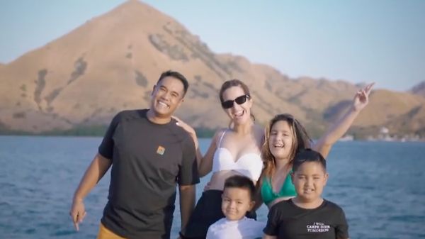 8 Foto Liburan Mewah Nia Ramadhani & Keluarga, Paras Anaknya Curi Atensi