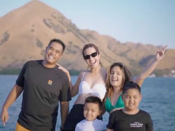 8 Foto Liburan Mewah Nia Ramadhani & Keluarga, Paras Anaknya Curi Atensi