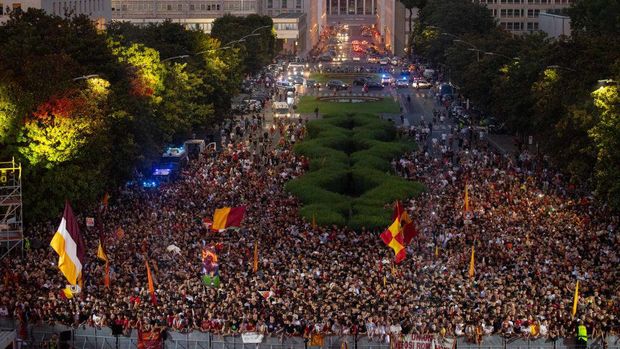 ROME, ITALY - JULY 26: AS Roma player Paulo Dybala during the presentation to fans from Palazzo della Civiltà on July 26, 2022 in Rome, Italy. (Photo by Fabio Rossi/AS Roma via Getty Images)