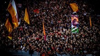 Ada pula spanduk Dybala sedang merayakan gol, padahal pria asal Italia itu belum bermain untuk Roma. (Foto: AS Roma via Getty Images/Fabio Rossi)