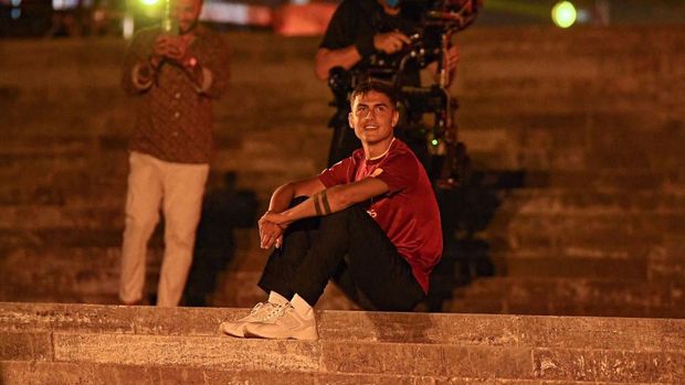 ROME, ITALY - JULY 26: AS Roma player Paulo Dybala during the presentation to fans from Palazzo della Civiltà on July 26, 2022 in Rome, Italy. (Photo by Silvia Lore/Getty Images)