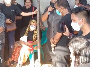 Ibunda Brigadir J Terduduk Lemas di Pemakaman Anaknya Ibunda Brigadir J Terduduk Lemas di Pemakaman Anaknya