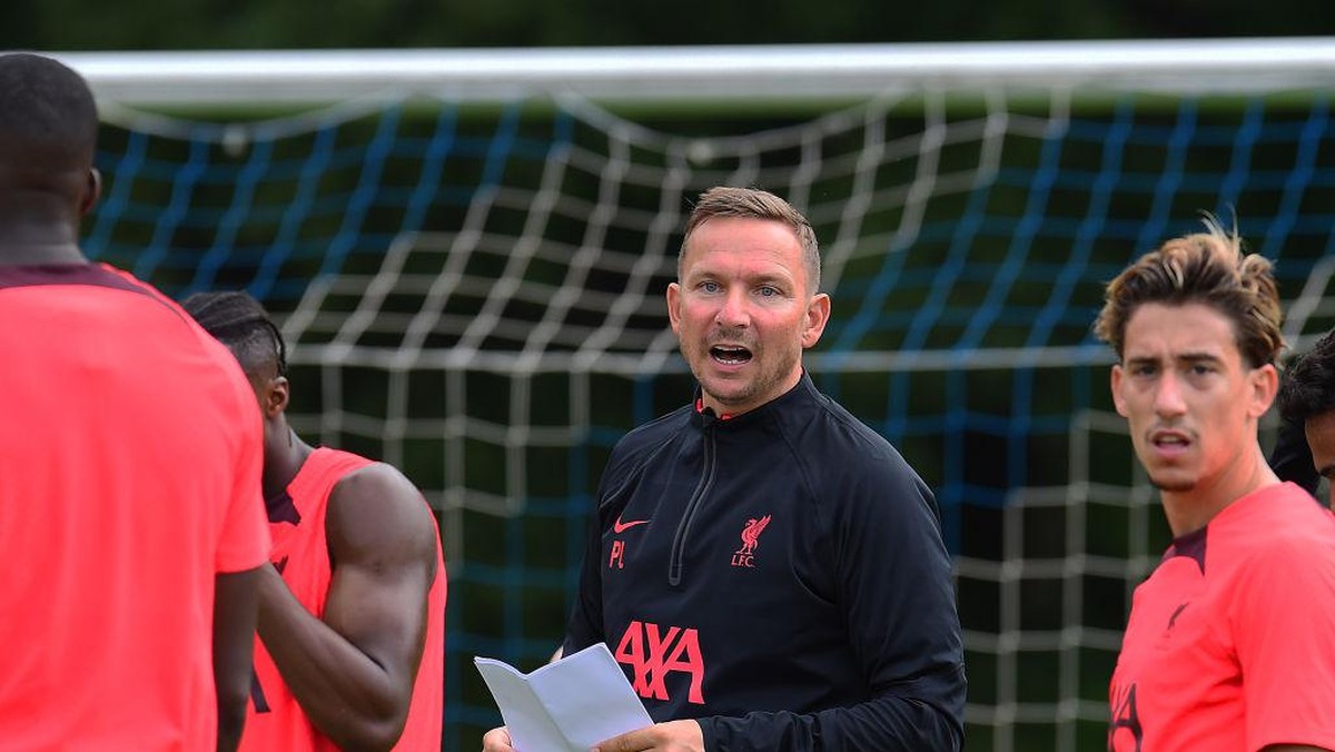 Pepijn Lijnders sempat dirayu jadi asisten manajer Arsenal (Liverpool FC via Getty Images/John Powell)
