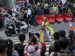 Citayam Fashion Week Munculkan Parkir Liar-Ganggu Lalu Lintas, Perlu Dibubarkan? Citayam Fashion Week Munculkan Parkir Liar-Ganggu Lalu Lintas, Perlu Dibubarkan?