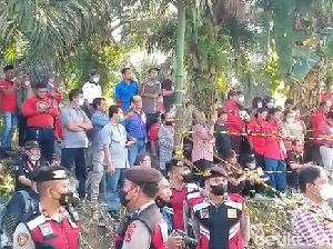 Pembongkaran Makam Brigadir J Jadi Tontonan Warga Pembongkaran Makam Brigadir J Jadi Tontonan Warga