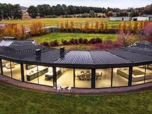 6 Potret Rumah Unik Bentuk Setengah Lingkaran, Pemandangannya Bikin Takjub