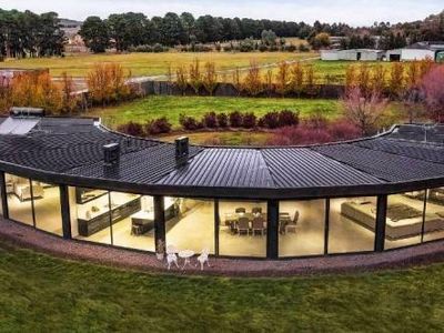 6 Potret Rumah Unik Bentuk Setengah Lingkaran, Pemandangannya Bikin Takjub