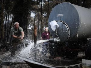 Aksi Pemburu Bikin Sumber Air untuk Hewan Liar di Hutan yang Terbakar