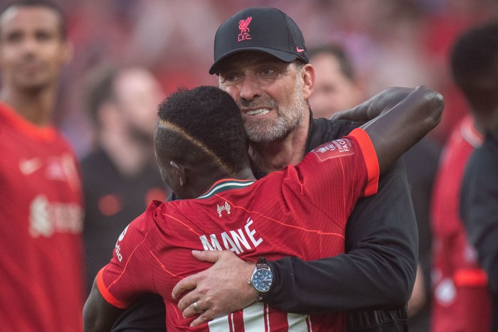 LONDON, ENGLAND - MAY 14: manager Jurgen Klopp and Sadio Mane of Liverpool celebrate during The FA Cup Final match between Chelsea and Liverpool at Wembley Stadium on May 14, 2022 in London, England. (Photo by Sebastian Frej/MB Media/Getty Images)