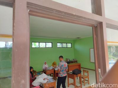 Potret Kegiatan SD di Lembang yang Sepi Peminat dan Guru