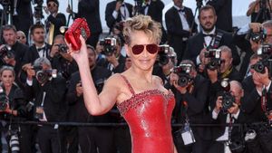 8 Foto Sharon Stone yang Pesonanya Tak Luntur, Pose Topless di Usia 64