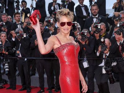 8 Foto Sharon Stone yang Pesonanya Tak Luntur, Pose Topless di Usia 64