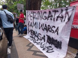 Sidang Bos SPI Diwarnai Spanduk Protes Warga yang Terganggu Demo