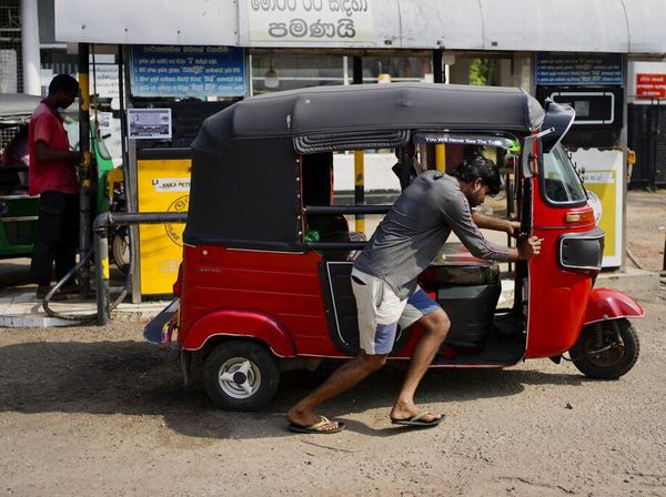 Foto Terbaru Pascapelantikan Presiden Ranil, Antrean BBM Masih Banyak