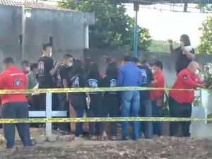 Ibu Histeris-Tangis Pecah Saat Doa Pembongkaran Makam Brigadir J Ibu Histeris-Tangis Pecah Saat Doa Pembongkaran Makam Brigadir J