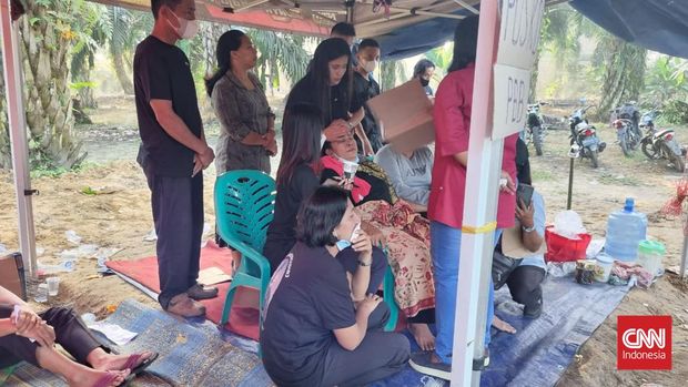 Suasana haru dari pihak keluarga berulang kali terdengar selama sesi doa bersama dilakukan. Jerit tangis ibunda Brigadir J Rosti Simanjuntak juga terdengar keras dari lokasi pemakaman hingga tempat peristirahatan keluarga.