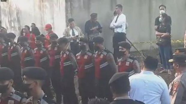 Suasana jelang pembongkaran makam Brigadir J (20detik)